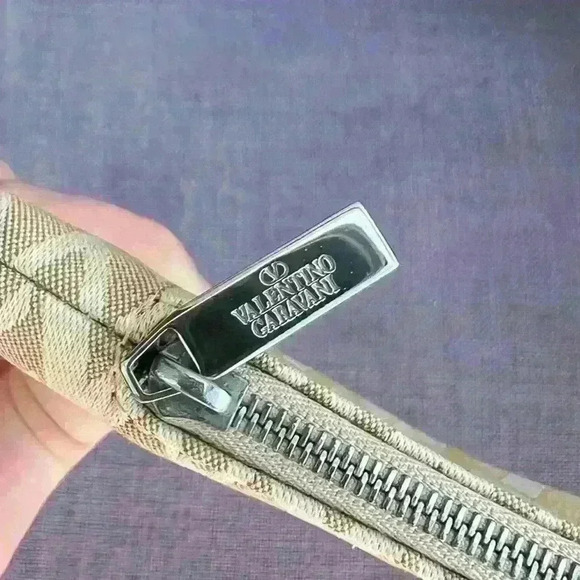 Valentino Garavani Shoulder Bag V- Fabric Riedition From SS ‘68 Collection - Picture 5 of 9